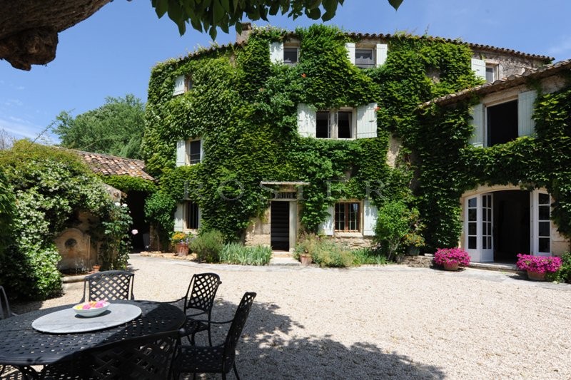 Just few minutes away from the village of Gordes, on the edge of a very pleasant to live in hamlet, for sale, authentic renovated farmhouse facing South, on approximately 12 hectares of land.