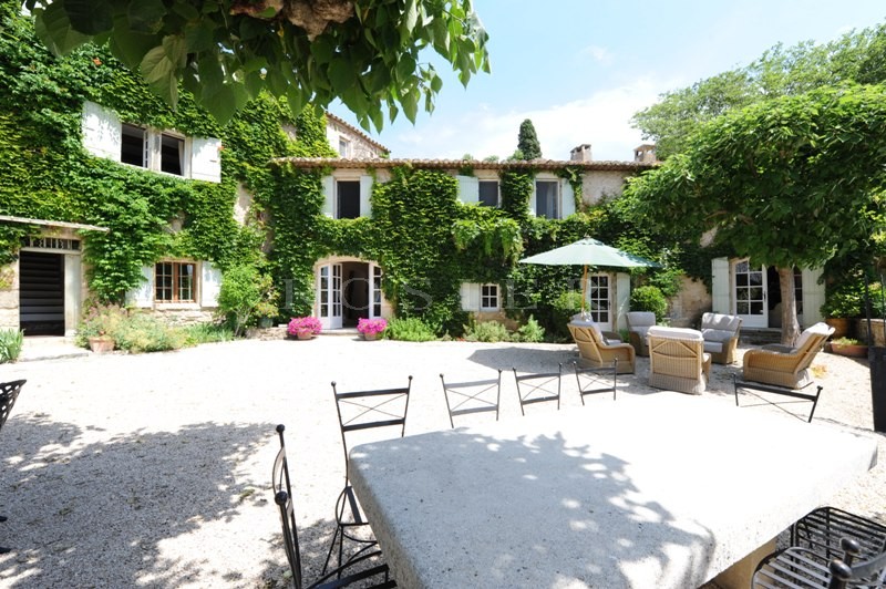 Just few minutes away from the village of Gordes, on the edge of a very pleasant to live in hamlet, for sale, authentic renovated farmhouse facing South, on approximately 12 hectares of land.