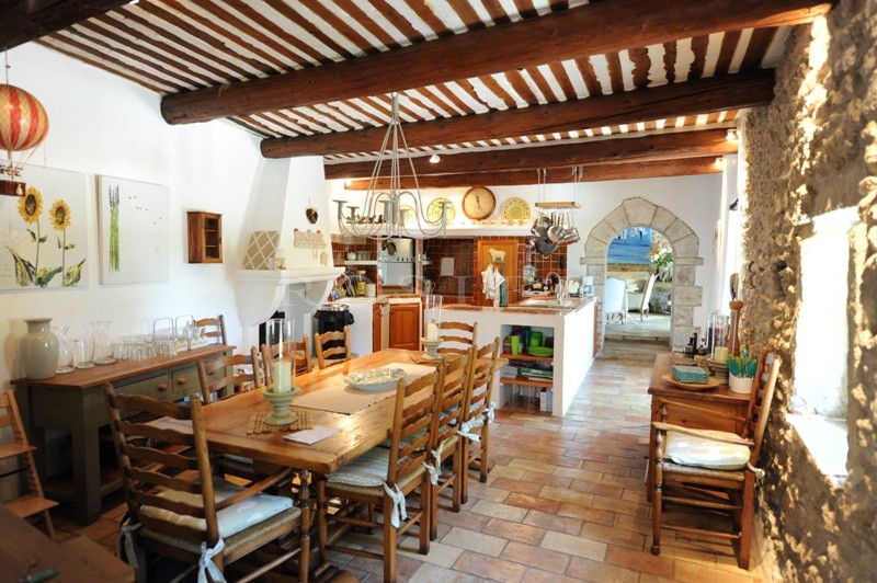 Just few minutes away from the village of Gordes, on the edge of a very pleasant to live in hamlet, for sale, authentic renovated farmhouse facing South, on approximately 12 hectares of land.