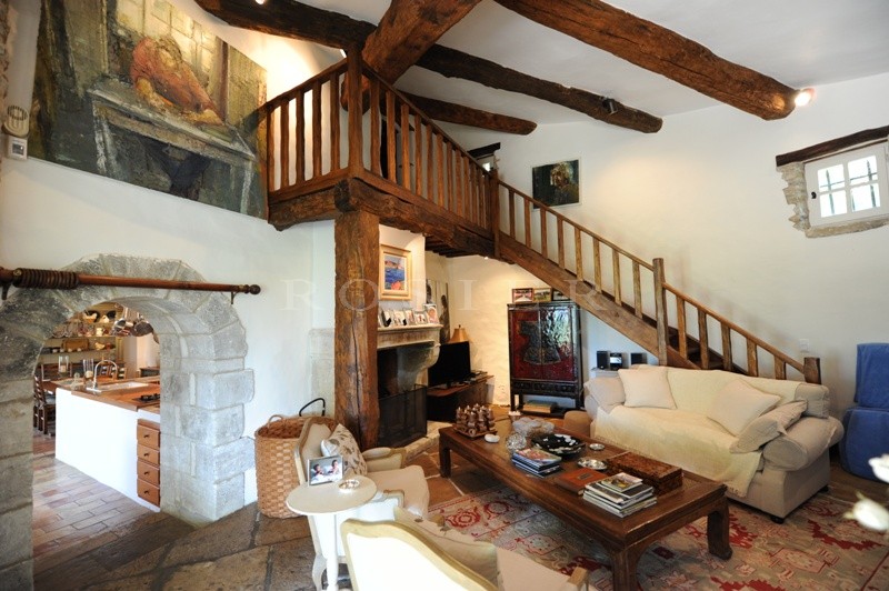 Just few minutes away from the village of Gordes, on the edge of a very pleasant to live in hamlet, for sale, authentic renovated farmhouse facing South, on approximately 12 hectares of land.
