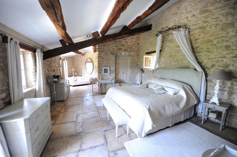 Just few minutes away from the village of Gordes, on the edge of a very pleasant to live in hamlet, for sale, authentic renovated farmhouse facing South, on approximately 12 hectares of land.