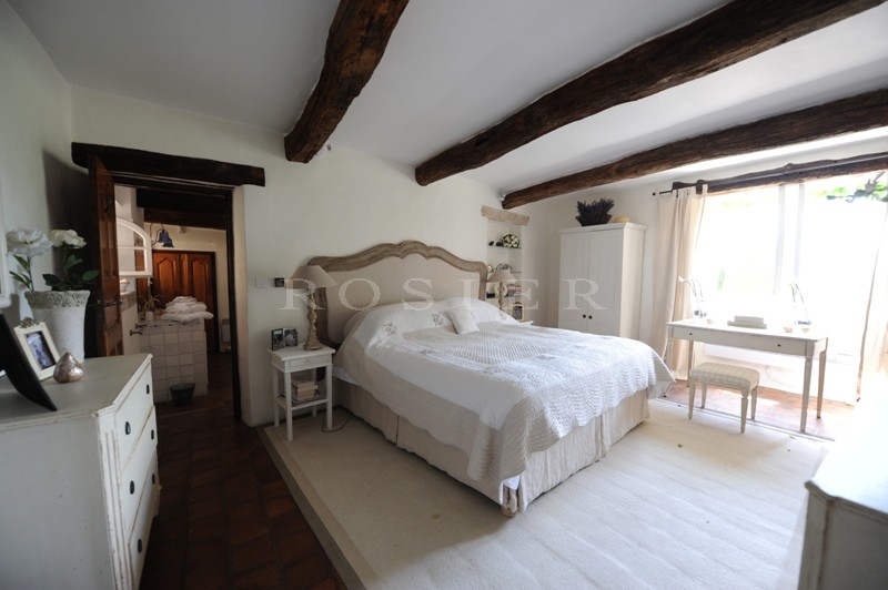 Just few minutes away from the village of Gordes, on the edge of a very pleasant to live in hamlet, for sale, authentic renovated farmhouse facing South, on approximately 12 hectares of land.