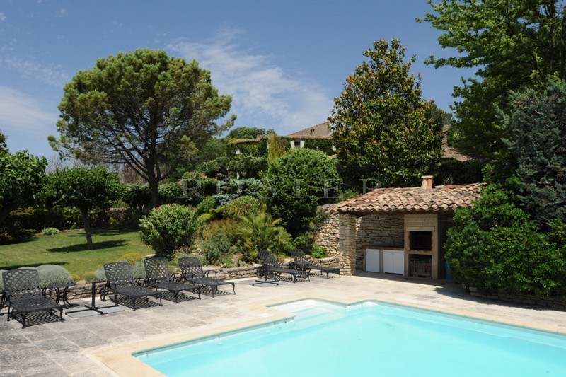 Just few minutes away from the village of Gordes, on the edge of a very pleasant to live in hamlet, for sale, authentic renovated farmhouse facing South, on approximately 12 hectares of land.