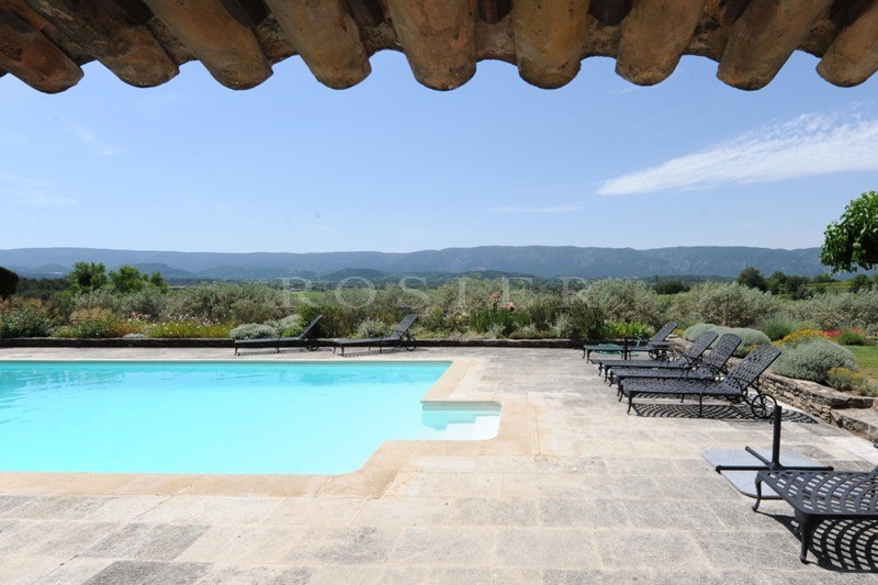 Just few minutes away from the village of Gordes, on the edge of a very pleasant to live in hamlet, for sale, authentic renovated farmhouse facing South, on approximately 12 hectares of land.
