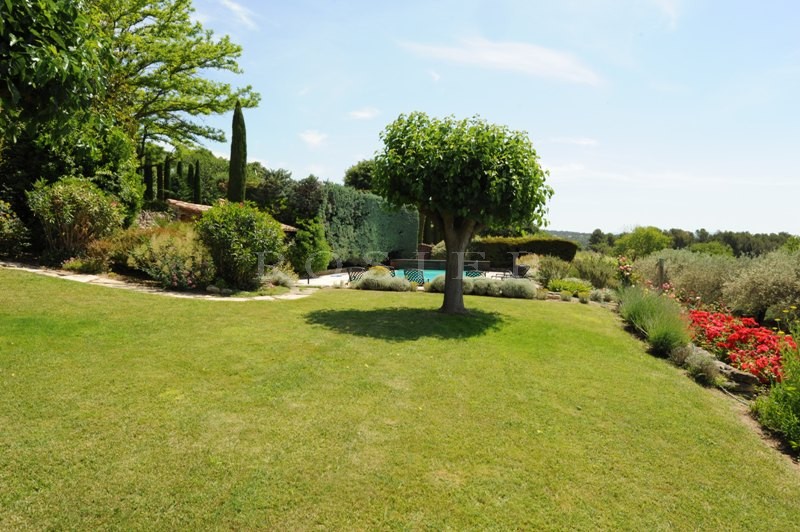 Just few minutes away from the village of Gordes, on the edge of a very pleasant to live in hamlet, for sale, authentic renovated farmhouse facing South, on approximately 12 hectares of land.