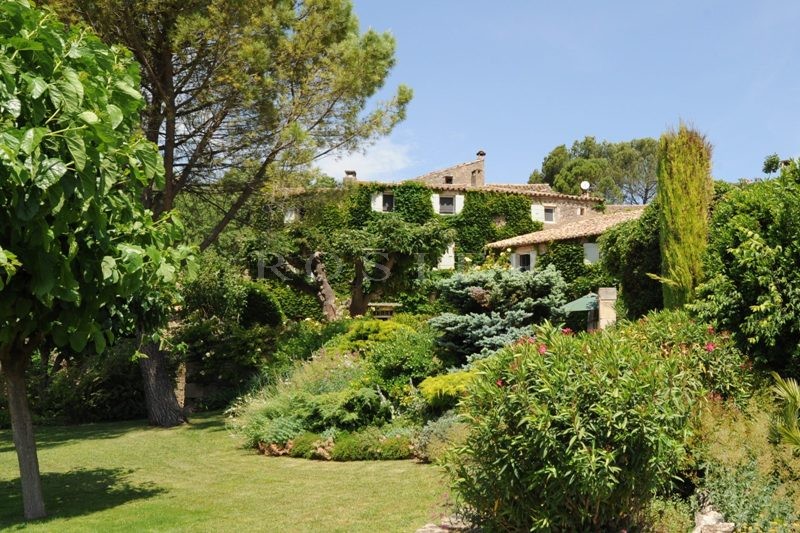 Just few minutes away from the village of Gordes, on the edge of a very pleasant to live in hamlet, for sale, authentic renovated farmhouse facing South, on approximately 12 hectares of land.
