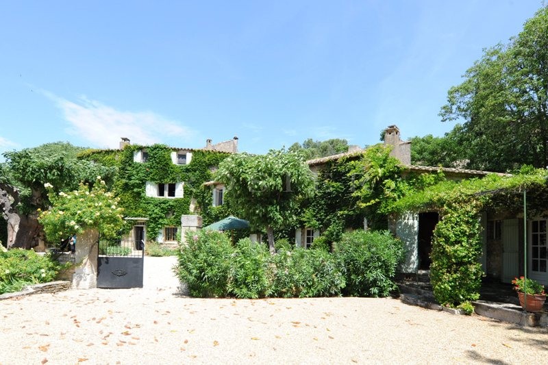 Just few minutes away from the village of Gordes, on the edge of a very pleasant to live in hamlet, for sale, authentic renovated farmhouse facing South, on approximately 12 hectares of land.