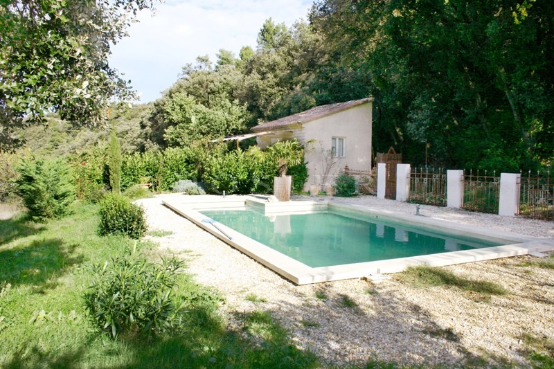 Near Monts de Vaucluse, for sale, renovated old stone XVIthe century house with a park of 3900 m², swimming pool, possibility of B&B
