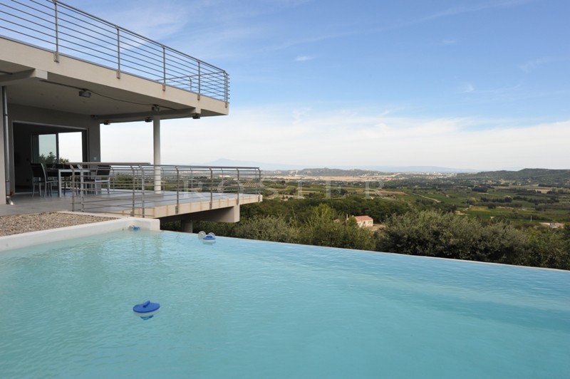For sale, near Avignon, contemporary housewith infinity pool and terraces overlooking the valley