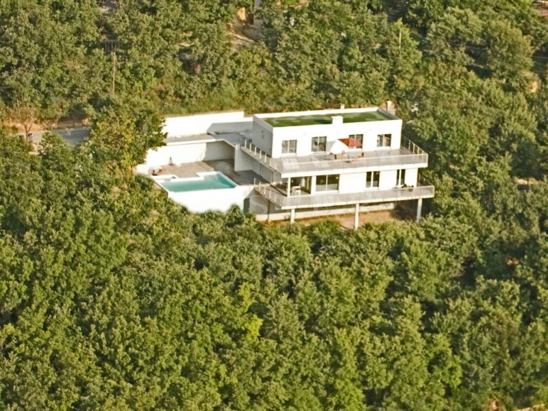 For sale, near Avignon, contemporary housewith infinity pool and terraces overlooking the valley