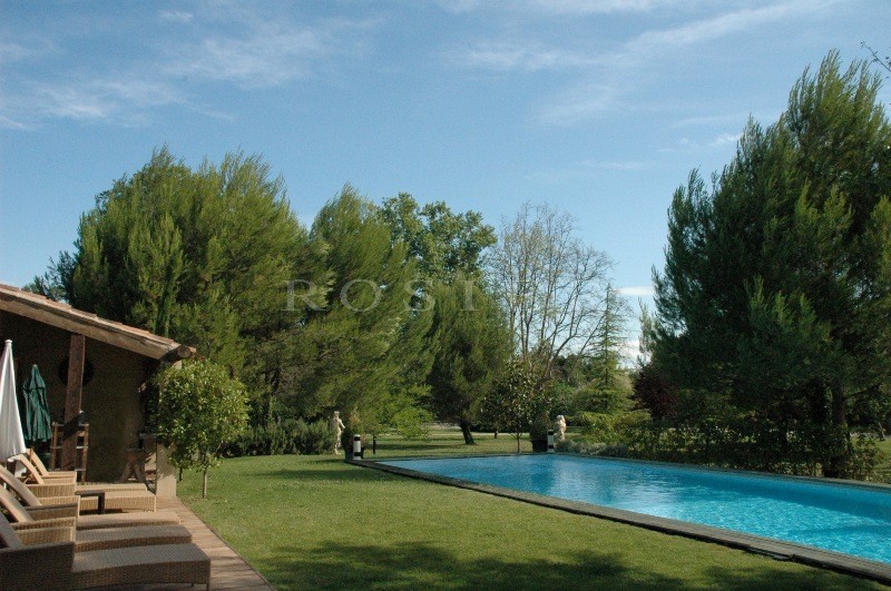 For sale in the Pays of Sorgues, by the river,large property comprising a farmhouse, outbuildings, swimming pool on a 6 hectares park