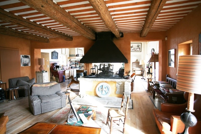For sale in the Pays of Sorgues, by the river,large property comprising a farmhouse, outbuildings, swimming pool on a 6 hectares park