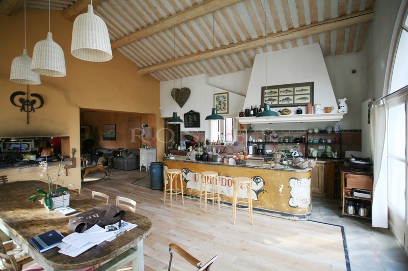 For sale in the Pays of Sorgues, by the river,large property comprising a farmhouse, outbuildings, swimming pool on a 6 hectares park