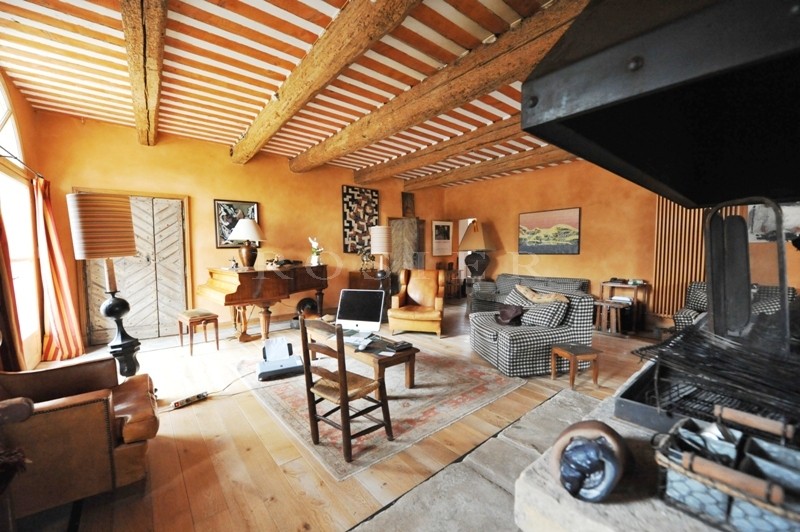 For sale in the Pays of Sorgues, by the river,large property comprising a farmhouse, outbuildings, swimming pool on a 6 hectares park