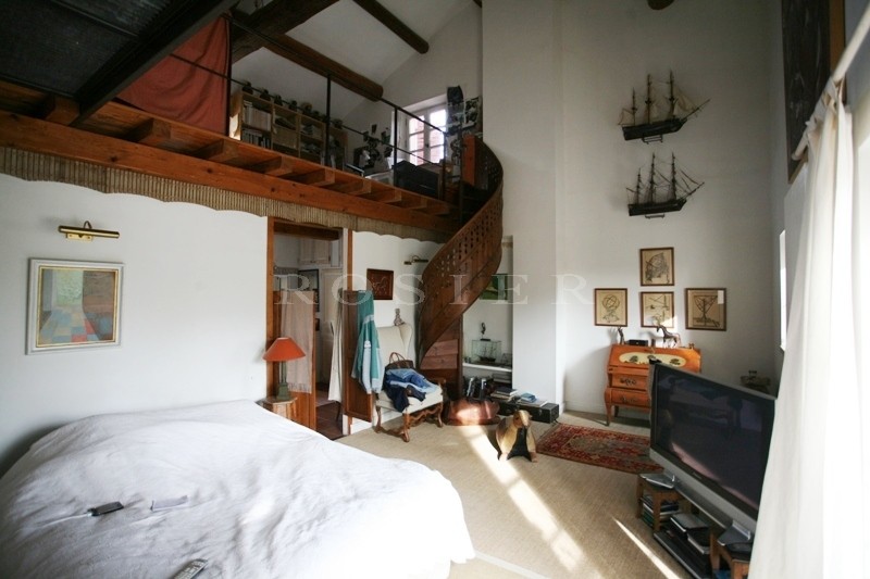 For sale in the Pays of Sorgues, by the river,large property comprising a farmhouse, outbuildings, swimming pool on a 6 hectares park