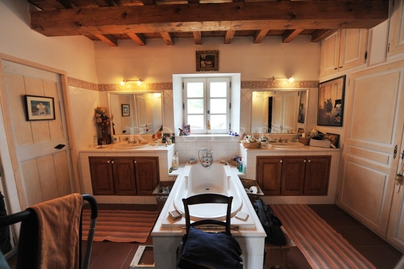 For sale in the Pays of Sorgues, by the river,large property comprising a farmhouse, outbuildings, swimming pool on a 6 hectares park