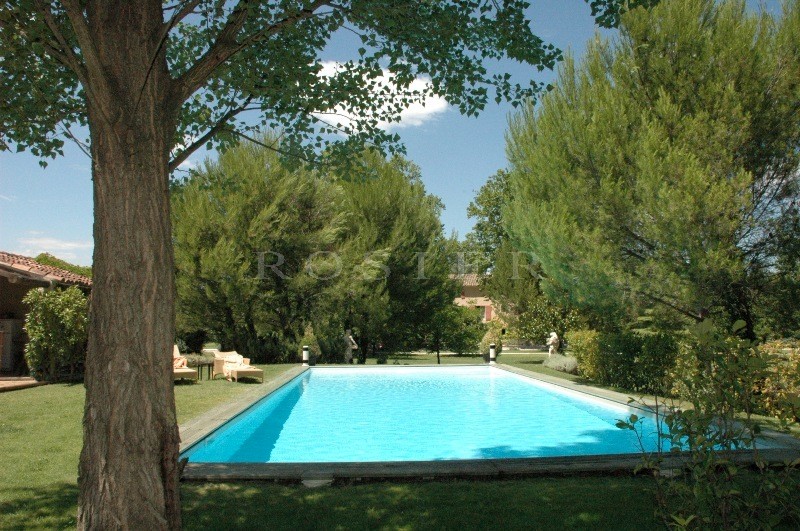 For sale in the Pays of Sorgues, by the river,large property comprising a farmhouse, outbuildings, swimming pool on a 6 hectares park