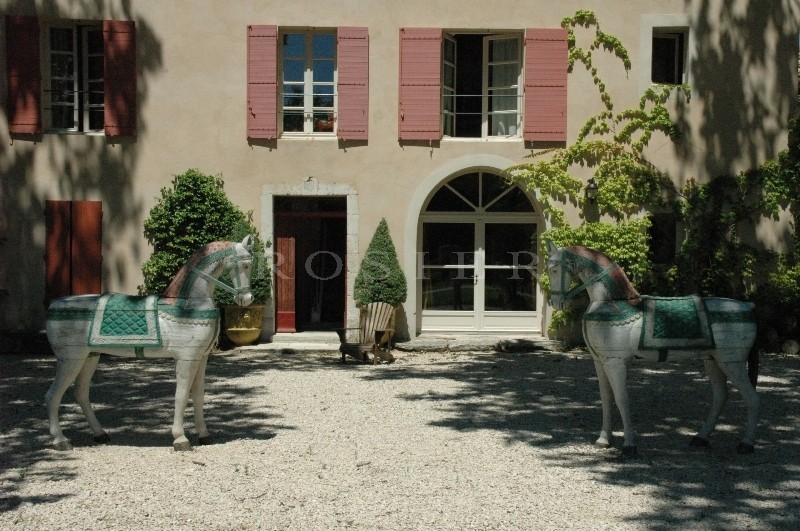 For sale in the Pays of Sorgues, by the river,large property comprising a farmhouse, outbuildings, swimming pool on a 6 hectares park