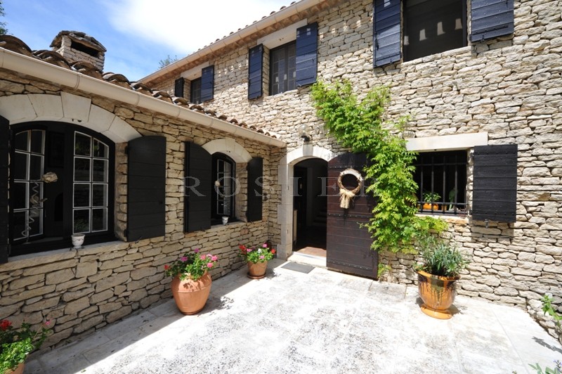 Near Gordes in Luberon, charming property comprising a hamlet house, a lovely garden, 3 terraces and swimming pool