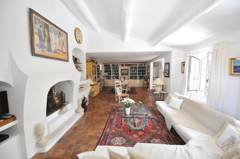 Near Gordes in Luberon, charming property comprising a hamlet house, a lovely garden, 3 terraces and swimming pool