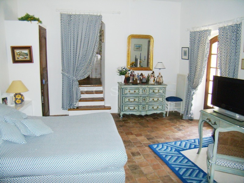 Near Gordes in Luberon, charming property comprising a hamlet house, a lovely garden, 3 terraces and swimming pool