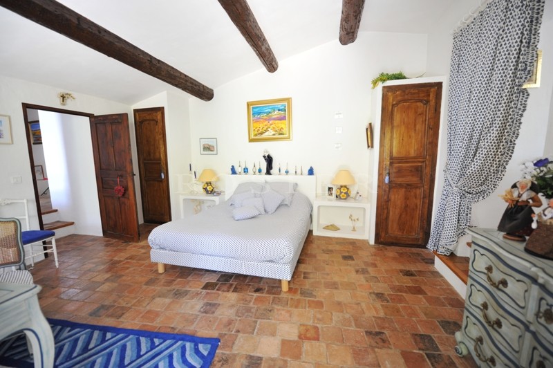 Near Gordes in Luberon, charming property comprising a hamlet house, a lovely garden, 3 terraces and swimming pool