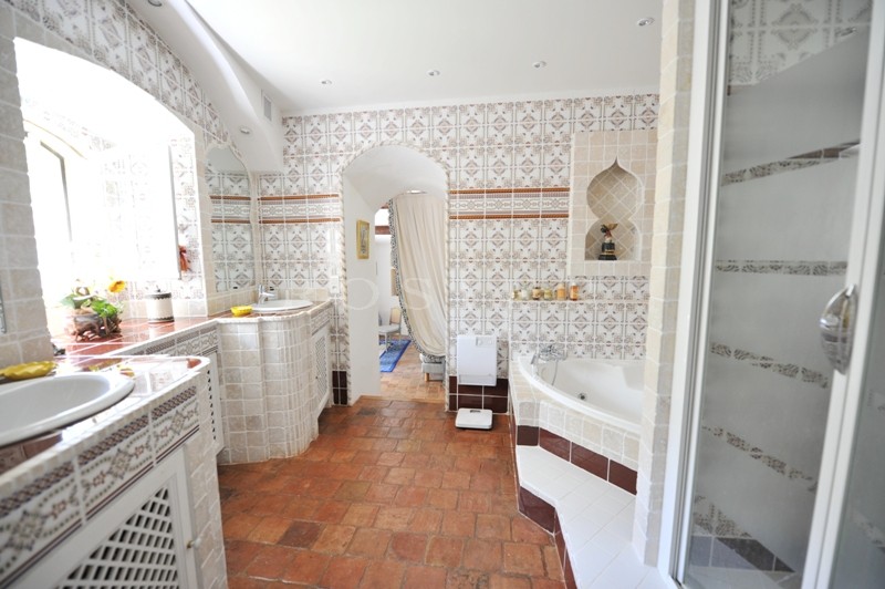 Near Gordes in Luberon, charming property comprising a hamlet house, a lovely garden, 3 terraces and swimming pool