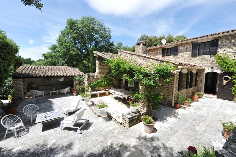 Near Gordes in Luberon, charming property comprising a hamlet house, a lovely garden, 3 terraces and swimming pool