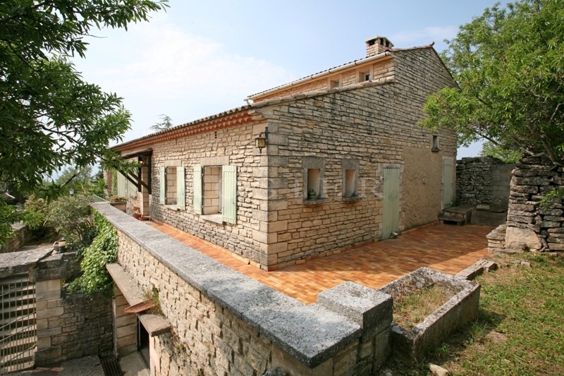 Gordes, for sale, lovely location for this stone house with sunny terrace on the Luberon and garden. 
