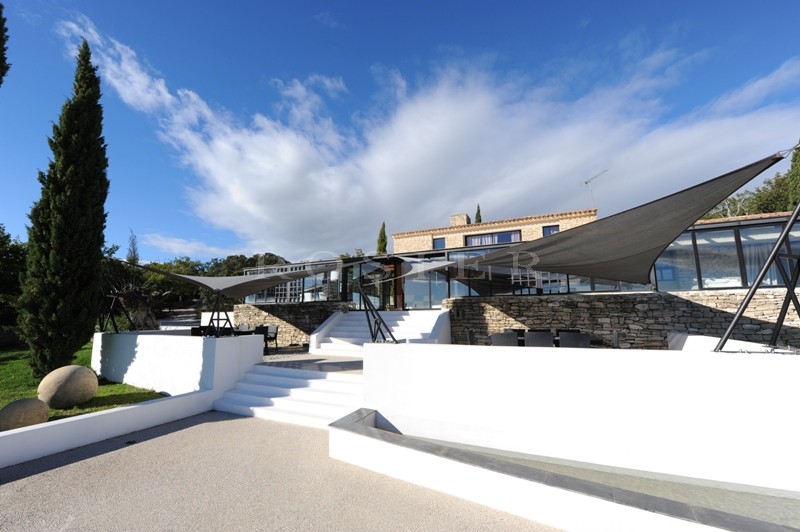 In dominant position, in front of Luberon, overlooking the valley and just a few minutes walk from one of the most beautiful villages of France, for sale, unique luxury contemporary property on more than 6 hectares.