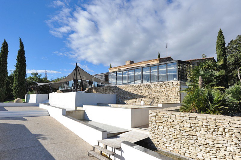 In dominant position, in front of Luberon, overlooking the valley and just a few minutes walk from one of the most beautiful villages of France, for sale, unique luxury contemporary property on more than 6 hectares.