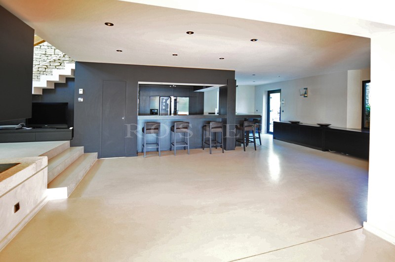 In dominant position, in front of Luberon, overlooking the valley and just a few minutes walk from one of the most beautiful villages of France, for sale, unique luxury contemporary property on more than 6 hectares.