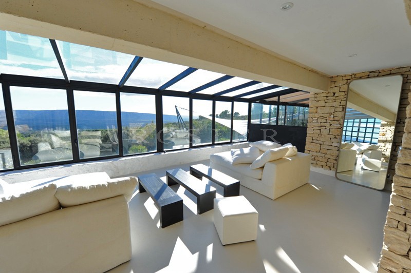 In dominant position, in front of Luberon, overlooking the valley and just a few minutes walk from one of the most beautiful villages of France, for sale, unique luxury contemporary property on more than 6 hectares.