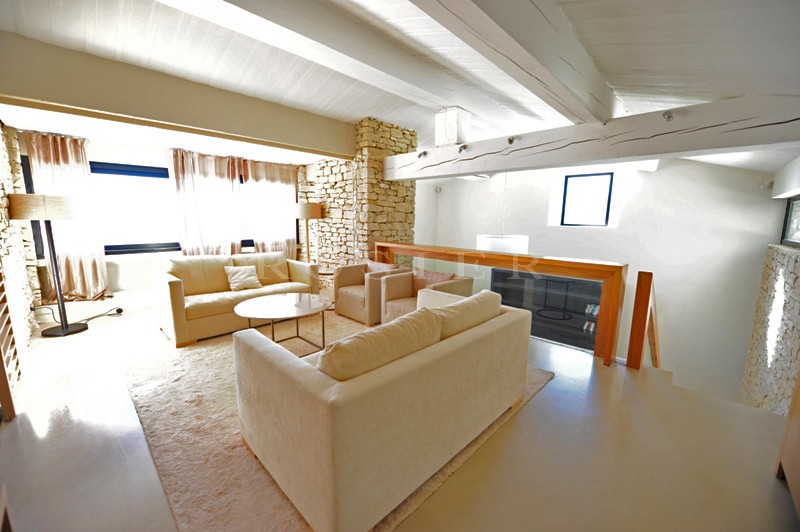 In dominant position, in front of Luberon, overlooking the valley and just a few minutes walk from one of the most beautiful villages of France, for sale, unique luxury contemporary property on more than 6 hectares.