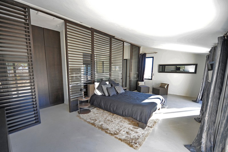 In dominant position, in front of Luberon, overlooking the valley and just a few minutes walk from one of the most beautiful villages of France, for sale, unique luxury contemporary property on more than 6 hectares.