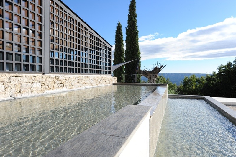 In dominant position, in front of Luberon, overlooking the valley and just a few minutes walk from one of the most beautiful villages of France, for sale, unique luxury contemporary property on more than 6 hectares.