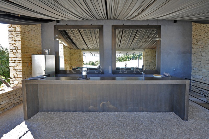 In dominant position, in front of Luberon, overlooking the valley and just a few minutes walk from one of the most beautiful villages of France, for sale, unique luxury contemporary property on more than 6 hectares.