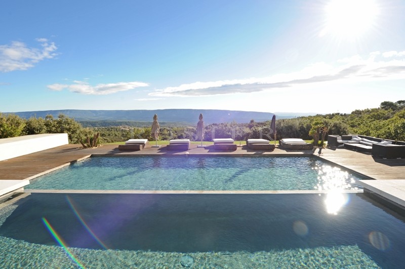 In dominant position, in front of Luberon, overlooking the valley and just a few minutes walk from one of the most beautiful villages of France, for sale, unique luxury contemporary property on more than 6 hectares.