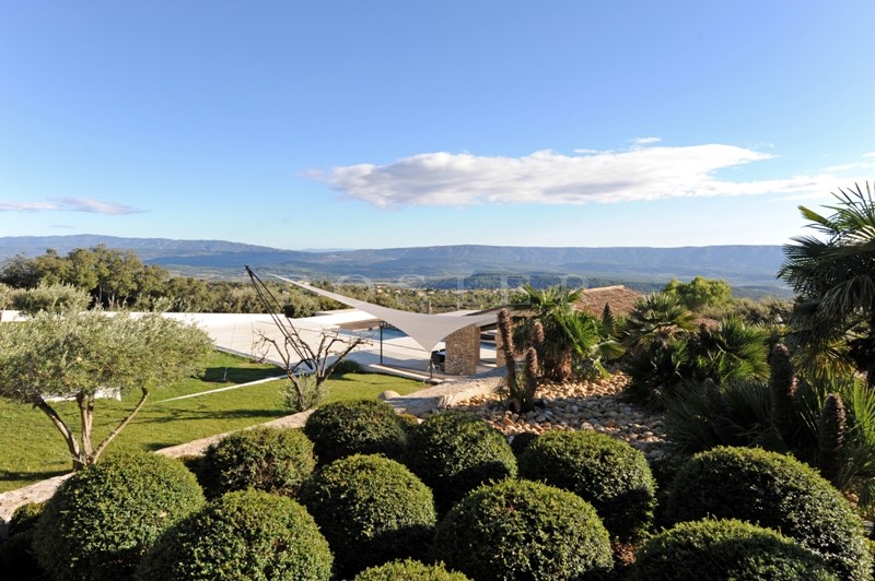 In dominant position, in front of Luberon, overlooking the valley and just a few minutes walk from one of the most beautiful villages of France, for sale, unique luxury contemporary property on more than 6 hectares.