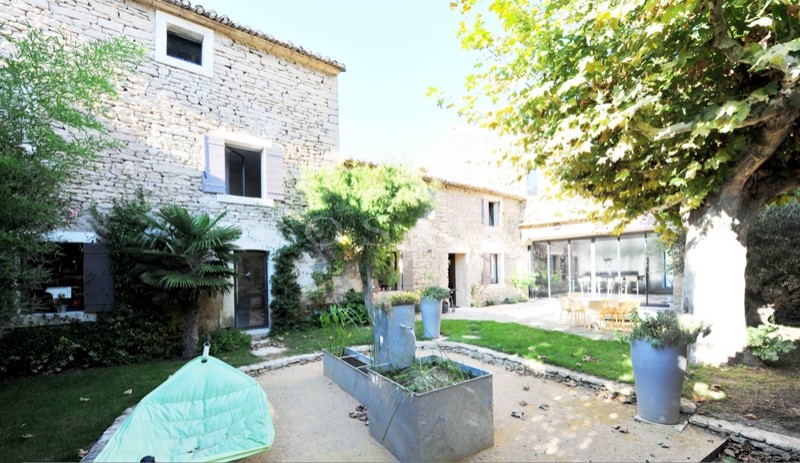 Near Gordes in Luberon, for sale, real provençal mas ( farmhouse) renovated in contemporary style with garden, swimming pool and courtyard. 