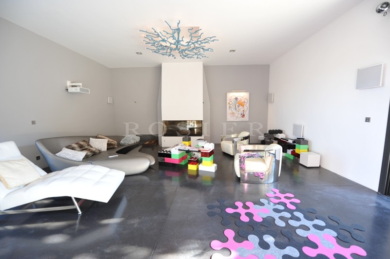 Near Gordes in Luberon, for sale, real provençal mas ( farmhouse) renovated in contemporary style with garden, swimming pool and courtyard. 