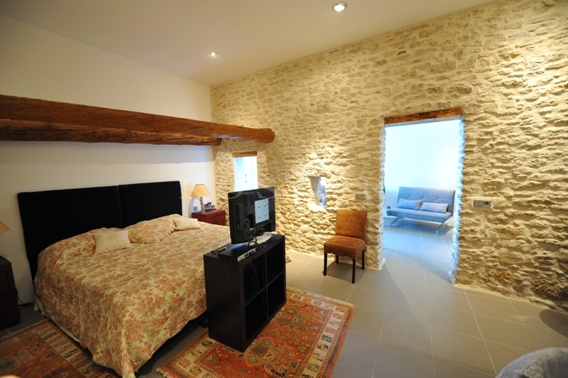 Near Gordes in Luberon, for sale, real provençal mas ( farmhouse) renovated in contemporary style with garden, swimming pool and courtyard. 