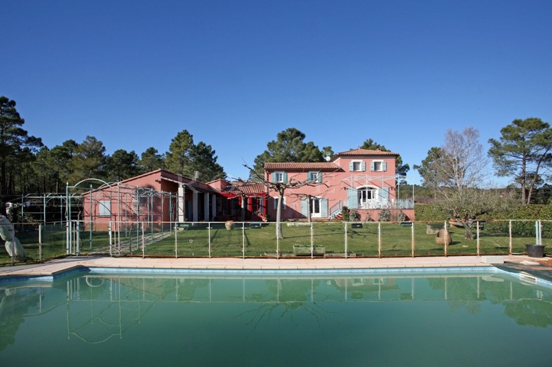 Few minutes away a famous village in Luberon, for sale, very pleasant and comfortable house with swimming pool and outbuildings