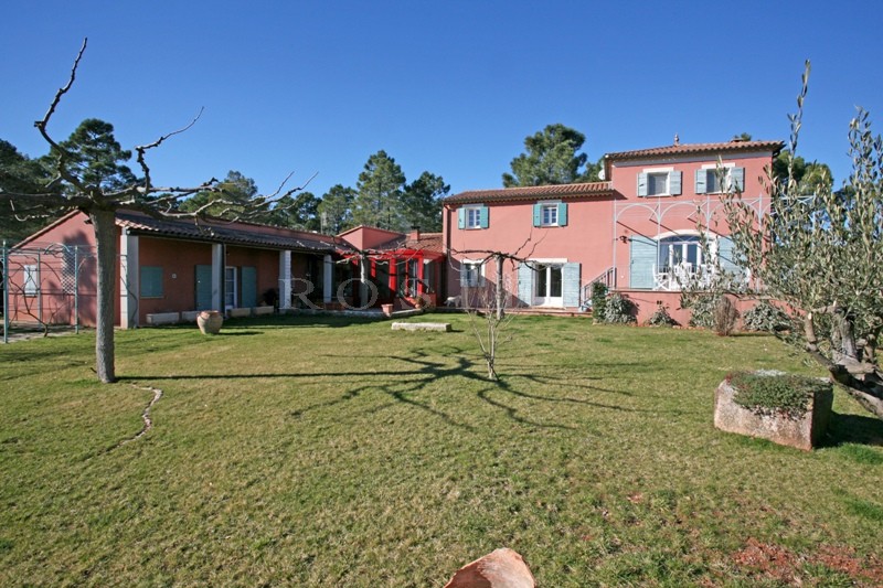 Few minutes away a famous village in Luberon, for sale, very pleasant and comfortable house with swimming pool and outbuildings