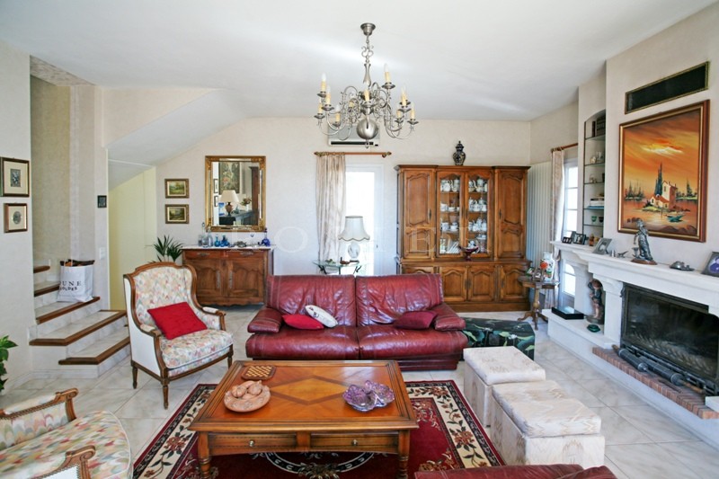 Few minutes away a famous village in Luberon, for sale, very pleasant and comfortable house with swimming pool and outbuildings