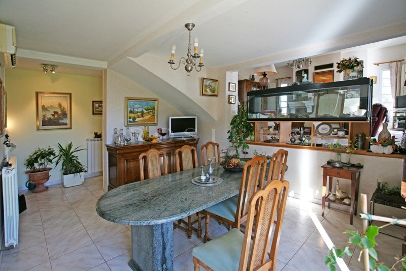 Few minutes away a famous village in Luberon, for sale, very pleasant and comfortable house with swimming pool and outbuildings