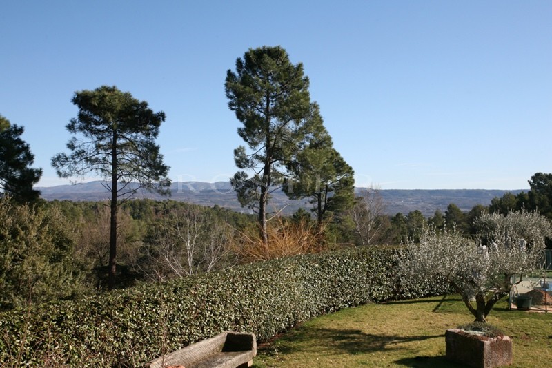 Few minutes away a famous village in Luberon, for sale, very pleasant and comfortable house with swimming pool and outbuildings