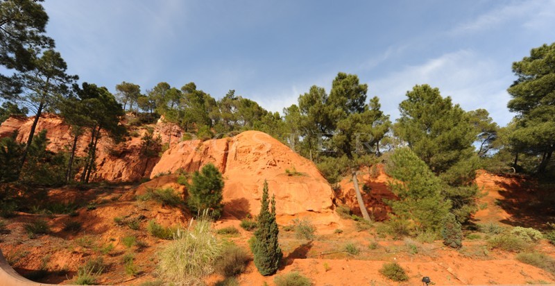 For sale, near Roussillon, contemporary house with infinity swimming pool in a scenery of ochre hills