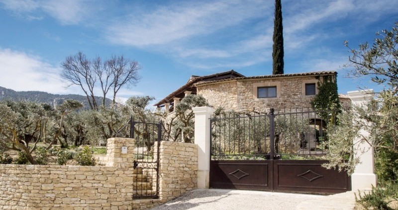 For sale in the golden triangle of Luberon, property with main house, guest house and 2 cottages, view 360 °, swimming pool and garden. 