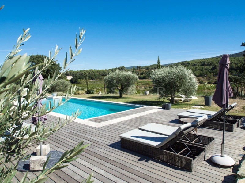 For sale in the golden triangle of Luberon, property with main house, guest house and 2 cottages, view 360 °, swimming pool and garden. 